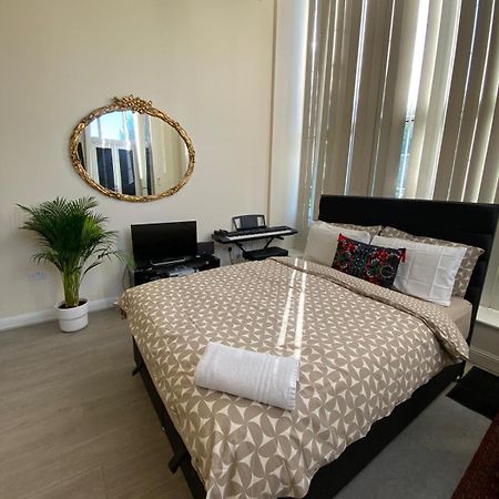 Spacious King Room With Private Entrance - Near Emirates And Camden And King'S Cross - 5 Min To Tube Finchley Exterior foto