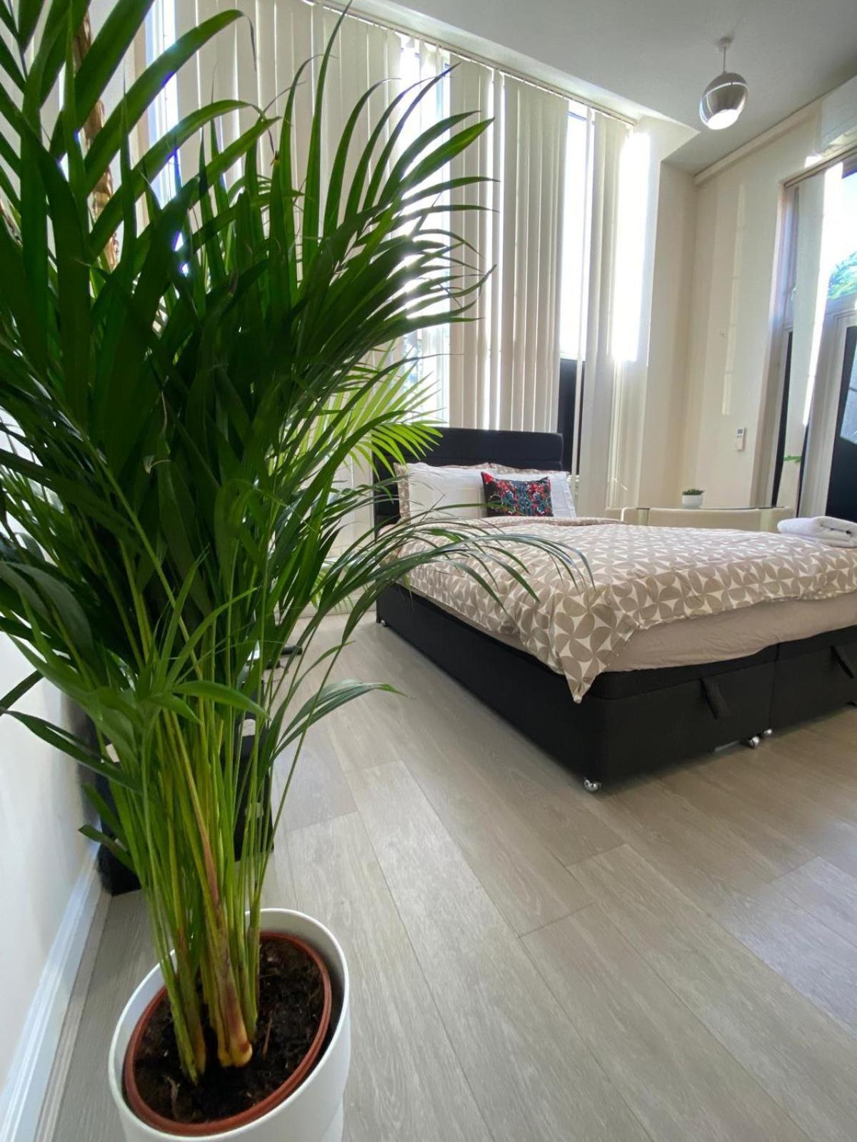Spacious King Room With Private Entrance - Near Emirates And Camden And King'S Cross - 5 Min To Tube Finchley Exterior foto